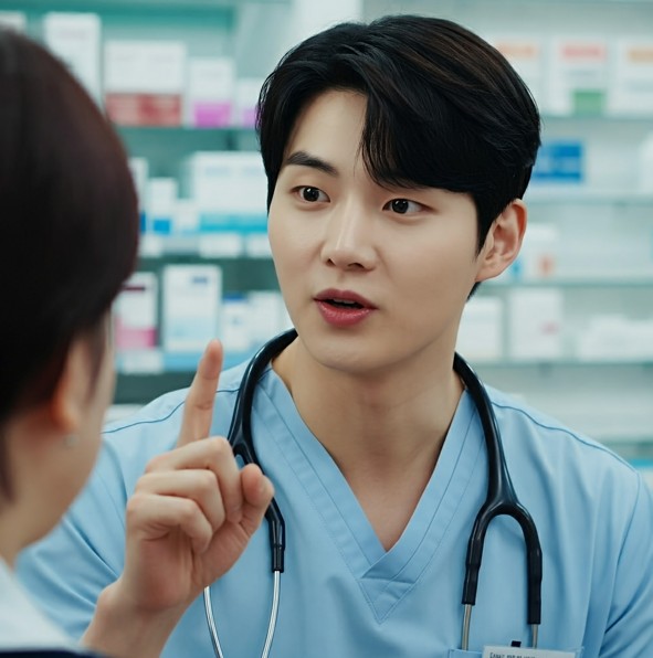 습윤밴드 주의사항을 알려주는 의사

