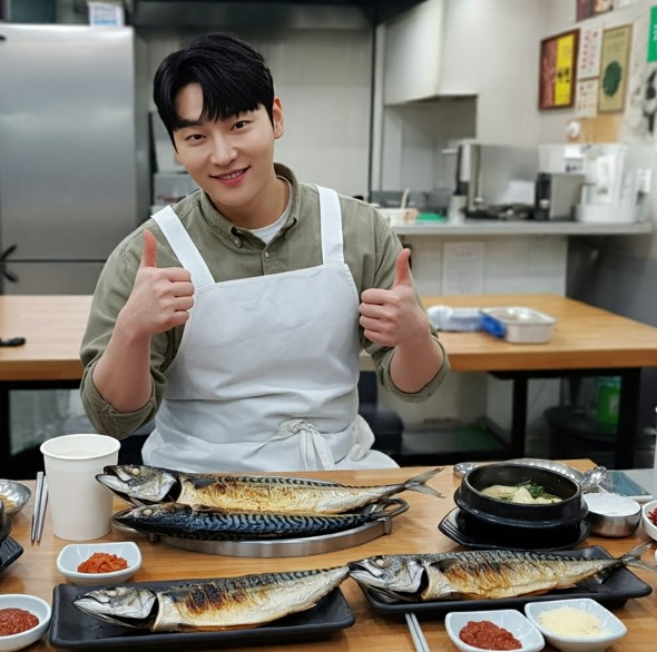 고등어 구이 앞에서 엄지척을 하는 한국의 젊은 미남
